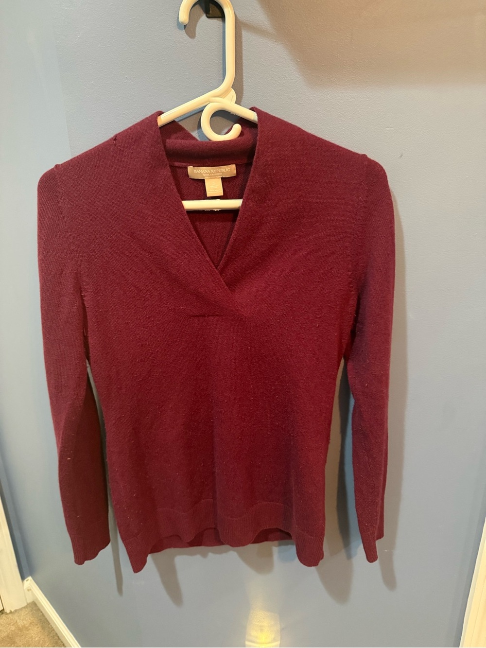 Banana Republic Women's Wool Cashmere V-Neck Long Sleeve Sweater - Burgundy